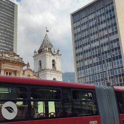 El Transmilenio, icónico metro-bus de Bogotá, ciudad con uno de los peores tráficos del mundo