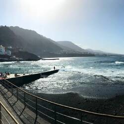 Das Meeresschwimmbecken in Punta del Hidalgo. In der Ferne liegt Bajamar.