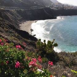 Zwischen beiden Orten liegt der Surferstrand Playa de Arenal.