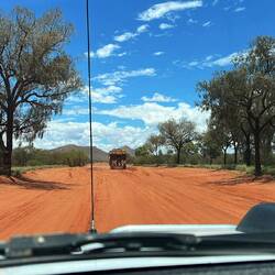 Vor uns wartet eine Roadtrain an einer Wasserquerung