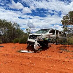 Schrottautos am Straßenrand, ein von nun an häufiges Bild