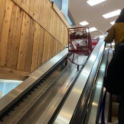 Ich hab mich schlapp gelacht. Eine Rolltreppe für Einkaufskörbe.