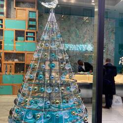 Hier würde ich ein Päckchen vom Baum nehmen.