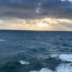 Starker Wind und, auch wenn man das hier kaum sieht, bis zu 6 Meter hohe Wellen.
