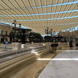 Von links bläst es eisige Luft ins Freie. Gut auszuhalten.