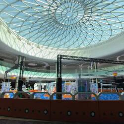 Kuppel mit Kinderspielplatz darunter