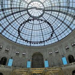 Haupthalle. Zugang zu den Obergeschossen geschlossen. Keine Geschäfte.