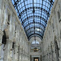 AlHazm Mall. Der Haupteingang. Rechts und links leider nichts. Unvermietet.