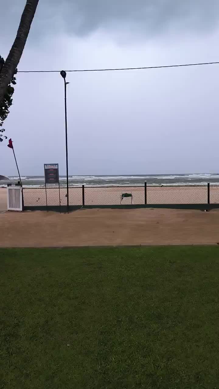 Bye Bye Schirme und Liegen. Monsun in Sri Lanka. Leider tgl.