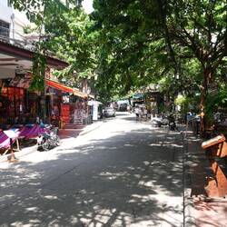 Gemütlich, schattig, viele Restaurants und Bars. Ideal zum Erholen.