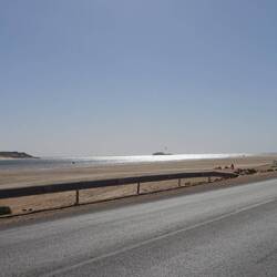 Ein paar Kitesurfer nutzen den starken Wind