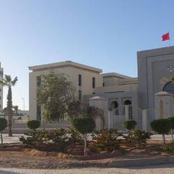 Eine Schule und dahinter eine Moschee in Dakhla - allzu viel zu sehen gibt es nicht