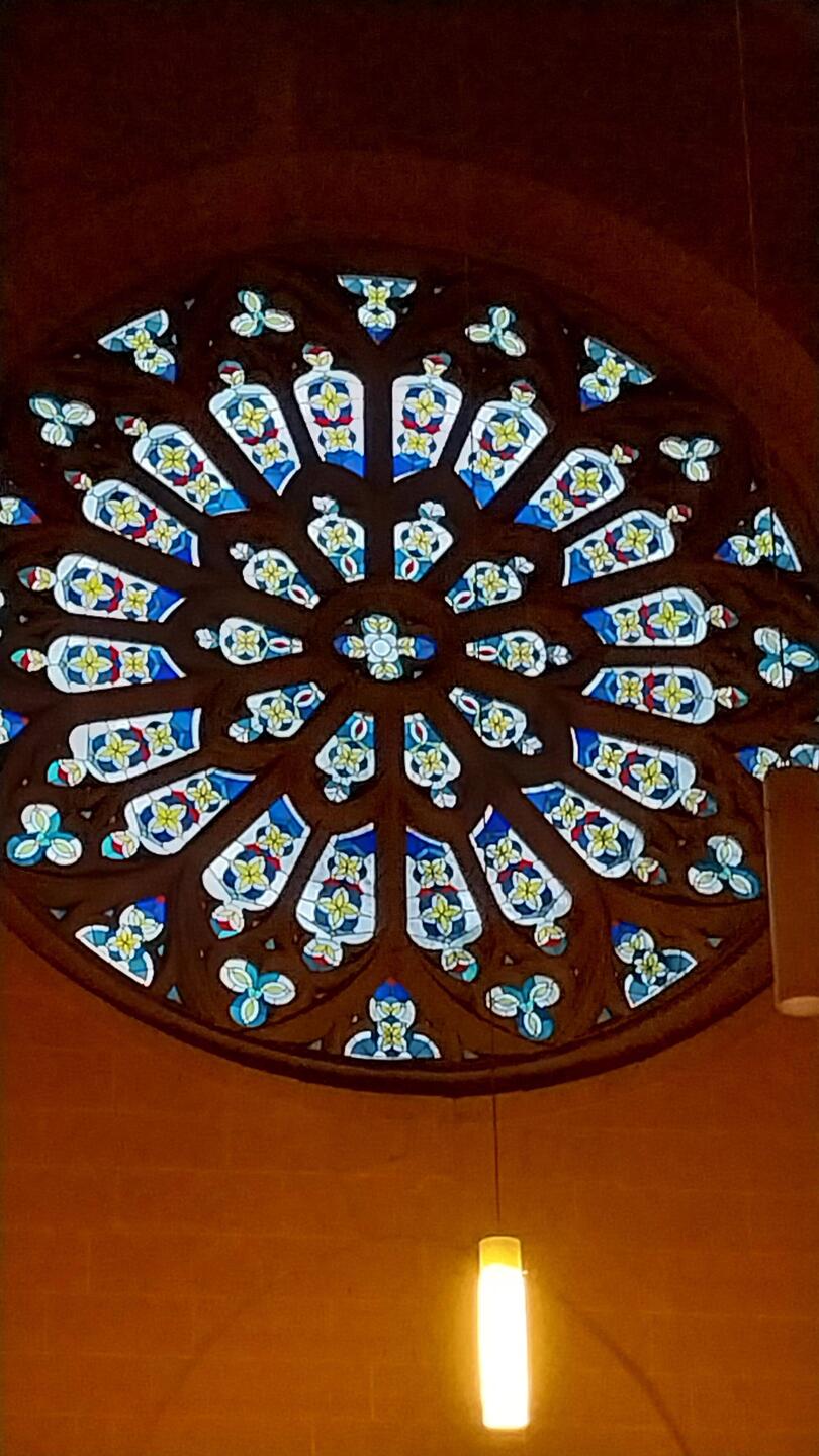 Fenster der Severikirche direkt neben dem Dom