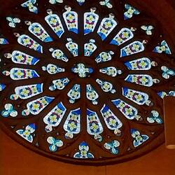 Fenster der Severikirche direkt neben dem Dom