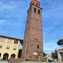 Glockenturm aus dunkelrotem Trachyt, hinten das gelbe Rathaus