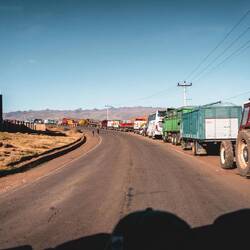eine der unzähligen Dieselwarteschlangen in Bolivien