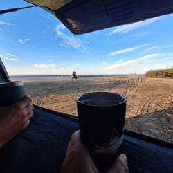 Kaffee im Bett und Surfer beobachten