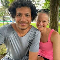 Beim Warten auf den Bus leistet mir Samuel Gesellschaft. Er wartet auf neue Gäste...