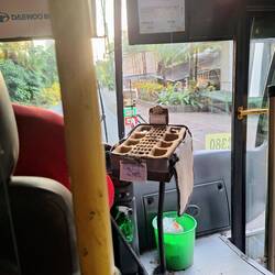 In Quepos angekommen, geht's mit dem Ortsbus zum Strand. Very old school!