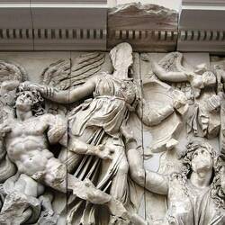 Ostfries des Pergamonaltars: Gaia steigt zwischen Athena und Nike aus dem Erdboden; links Alkyneus