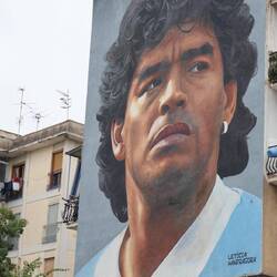 Neapel ist voll von Portraits von ?Diego Maradona?