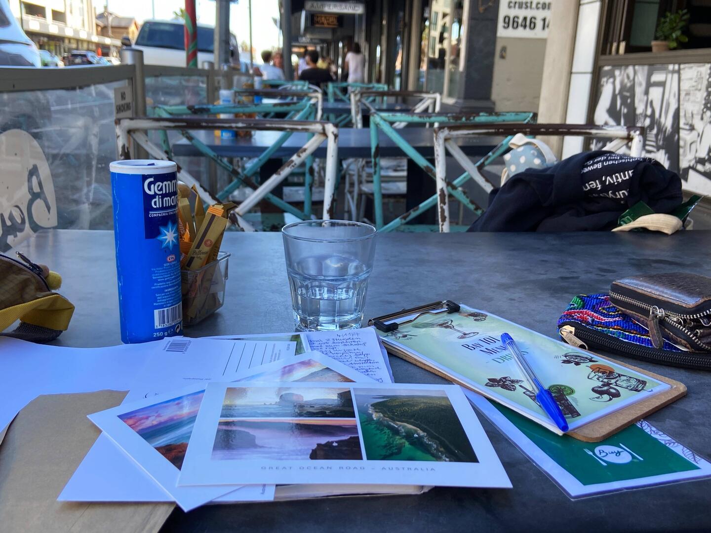 Kaffee und Postkarten schreiben