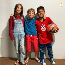 Lou, Tao et leur pote Derek