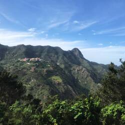 Las Carboneras in der Ferne am Hang.