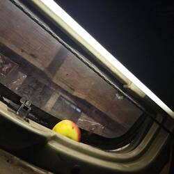 Vorrichtung im Nachtbus um zu mindest ein wenig Sauerstoff zu erhalten