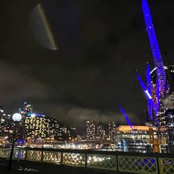 Auch die Baukräne werden beleuchtet.