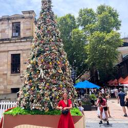 Eine schöne Frau und ein Weihnachtsbaum