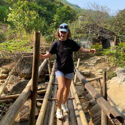 Eine sehr sichere Brücke aus Bambus