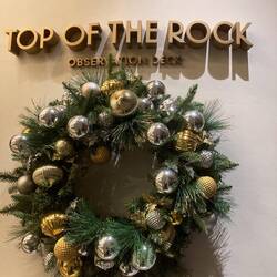 Und überall ist es weihnachtlich dekoriert.