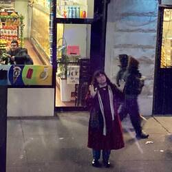 Wenn jemand auf der Straße singt, wundert es niemanden in New York! (Eine der Schauspielerinnen von