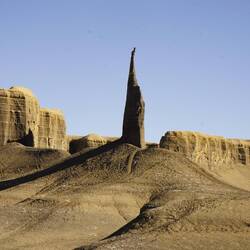 Beeindruckende Felsnadel aus schwarzem Gestein.