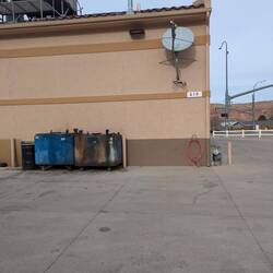 Ölentsorgungsfässer direkt hinter dem Autoteileshop.