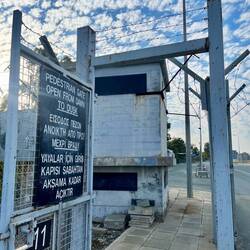 Durch das britische Hoheitsgebiet Dhekelia..