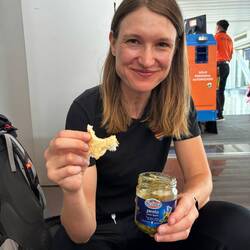 Noch ein Snack am Flughafen & die letzten Reste aufbrauchen ☺️