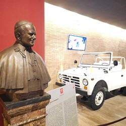 La fameuse Papamobile de l'attentat du 13 mai 1981 contre Jean-Paul II