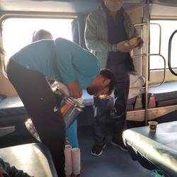 On board Chai Service im Zug