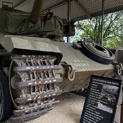 ein Panzer hinter Gitter