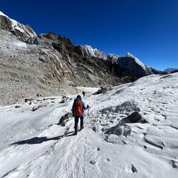 Den Gletscher hinunter