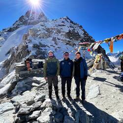 Chola Pass, im Hintergrund ein Solartower zum Handy laden.