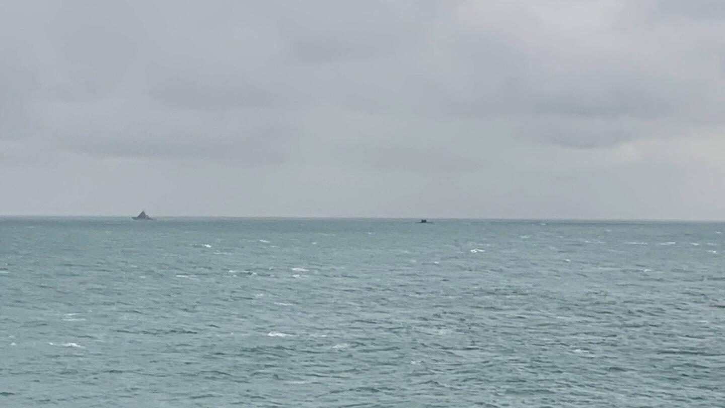 Fregatte und U-Boot in Sichtweite