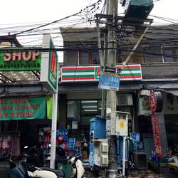 Total verrückt wie die Menschen hier den Strom verlegt haben