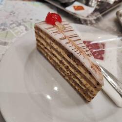 Kaffeehaus Sluka. Oberfeine Torten, von feinen Obern serviert