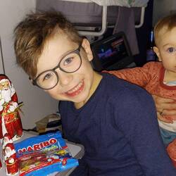 Nikolaus visited the airplane at night