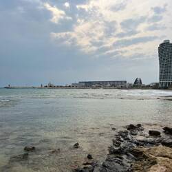 ..unweit des mit Abstand höchsten Wolkenkratzer Ayia Napas, dem..