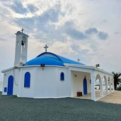 Dazwischen findet sich die Kapelle Ayia Thekla, nicht..