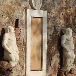 L'enigmatique porte alchimique de Bès dans un jardin public de Rome